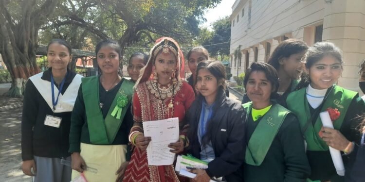 UP Board Exam : रात में लिये फेरे, सुबह शादी के जोड़े में पेपर देने पहुंची दुल्हन, एग्जाम के बाद हुई विदाई