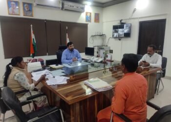 जिलाधिकारी श्री अभिषेक आनन्द ने अपने कक्ष में आयोजित जनता दर्शन