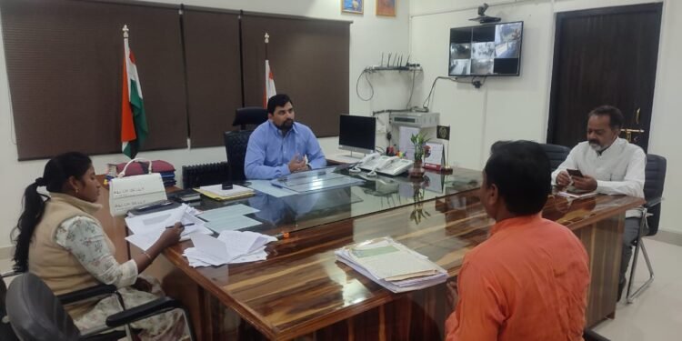 जिलाधिकारी श्री अभिषेक आनन्द ने अपने कक्ष में आयोजित जनता दर्शन