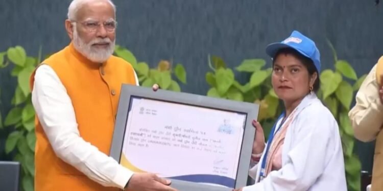 सशक्त नारी-विकसित भारत कार्यक्रम: PM Modi ने 1000 दीदीयों को सौंपा ड्रोन, अलग-अलग राज्यों की महिलाएं हुईं शामिल