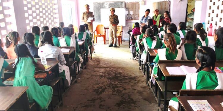 थाना मानिकपुर अन्तर्गत राजकीय बालिका इण्टर कालेज मानिकुपर तथा राजकीय कम्पोजिट विद्यालय