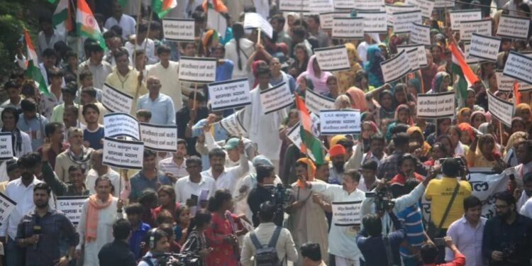 CAA पर बढ़ रही रार, बयान के बाद सीएम केजरीवाल के घर के बाहर हिंदू शरणार्थियों का प्रदर्शन