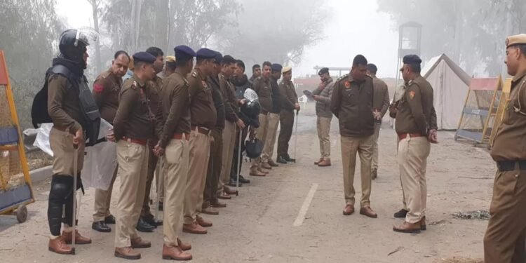 Live: सीमाओं पर सुरक्षा व्यवस्था चाक-चौबंद, पुलिस ने कहा ‘हम किसान नेताओं से कर रहे हैं बात’