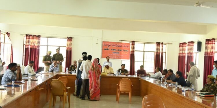 DM,SP चित्रकूट की अध्यक्षता में सम्पूर्ण समाधान दिवस के अवसर पर तहसील राजापुर में सुनी गयी फरियादियों की शिकायतें, निस्तारण हेतु सम्बन्धित को दिये निर्देश