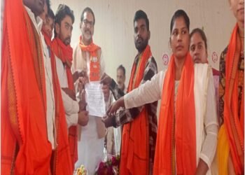 ग्राम पंचायत सहायकों ने अपनी समस्याओ को लेकर  सांसद आरके पटेल को दिया ज्ञापन