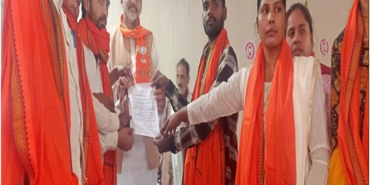 ग्राम पंचायत सहायकों ने अपनी समस्याओ को लेकर सांसद आरके पटेल को दिया ज्ञापन