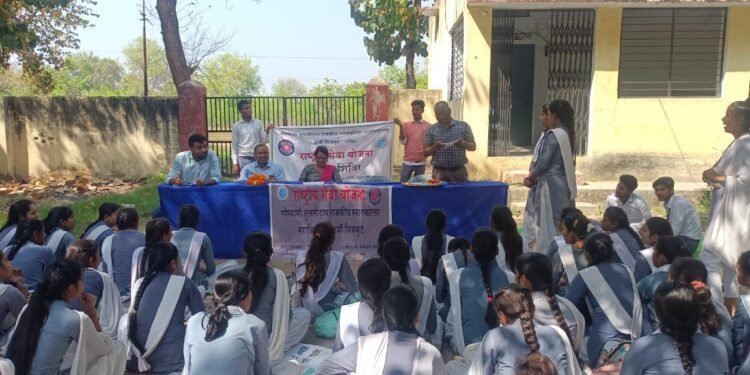 राष्ट्रीय सेवा योजना के सात दिवसीय विशेष शिविर के दूसरे दिन “बेटी बचाओ बेटी पढ़ाओ” पर हुई संगोष्ठी और भाषण प्रतियोगिता