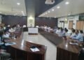 जिला निर्वाचन अधिकारी/जिलाधिकारी श्री अभिषेक आनन्द की अध्यक्षता में लोकसभा सामान्य