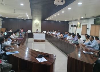 जिला निर्वाचन अधिकारी/जिलाधिकारी श्री अभिषेक आनन्द की अध्यक्षता में लोकसभा सामान्य