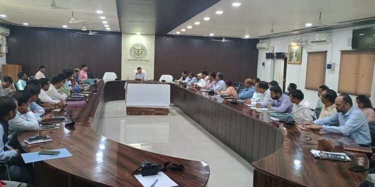 जिला निर्वाचन अधिकारी/जिलाधिकारी श्री अभिषेक आनन्द की अध्यक्षता में लोकसभा सामान्य