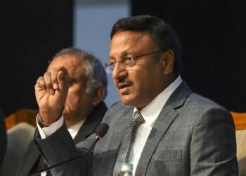 ECI: चुनाव आयोग ने माना- सोमवार और शुक्रवार को नहीं होना चाहिए मतदान, इसे गर्मी से पहले करा लेने की बात भी सही