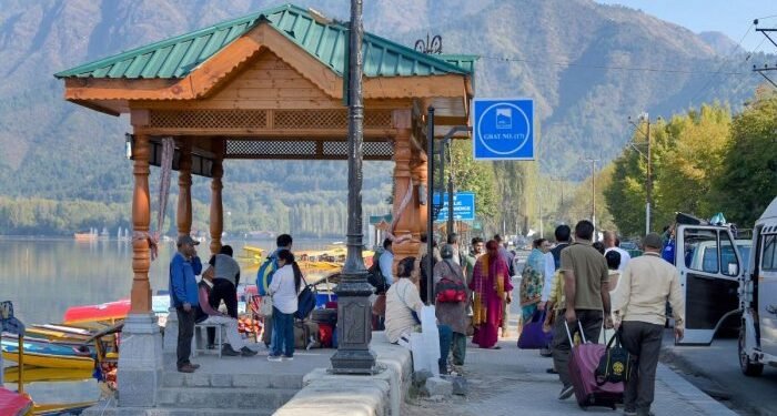 Kashmir Weather : कश्मीर में मौसम सुहावना, शाम में तेज हवाओं के साथ बरसे बादल