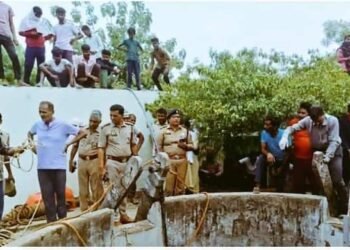 पुलिस ने दोनो बहनों के शव कुआं से बाहर निकलवाए