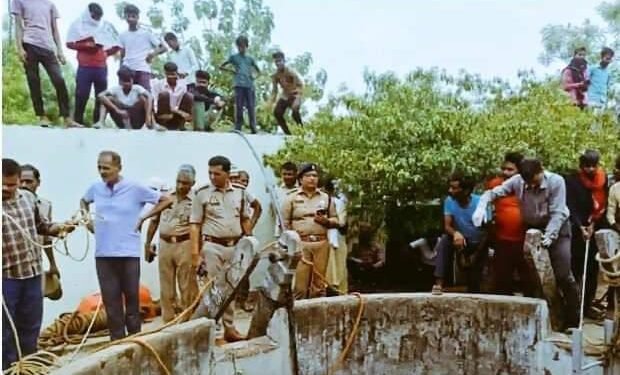 पुलिस ने दोनो बहनों के शव कुआं से बाहर निकलवाए
