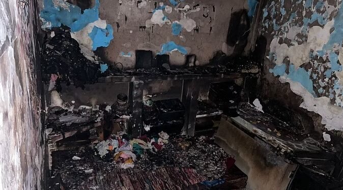 पारा में दो मंजिला मकान में लगी भीषण आग, 11 झुलसे