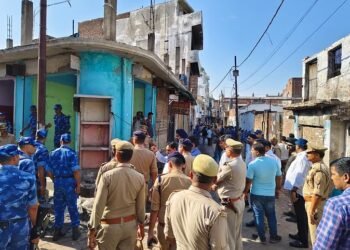 लखनऊ: अकबरपुर में तोड़े जाने वाले मकान, प्रशासन की कार्रवाई के बाद पलायन शुरू