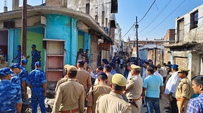 लखनऊ: अकबरपुर में तोड़े जाने वाले मकान, प्रशासन की कार्रवाई के बाद पलायन शुरू