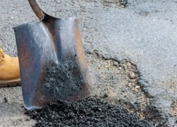 Mumbai: फुटपाथ पर अजीब गड्ढे देख भड़के लोग पहुंचे BMC