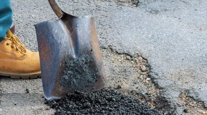 Mumbai: फुटपाथ पर अजीब गड्ढे देख भड़के लोग पहुंचे BMC