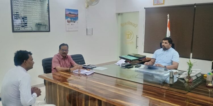 जिलाधिकारी श्री अभिषेक आनंद ने जनसुनवाई के दौरान सुनी जनसमस्याएं, संबंधित अधिकारियों को समयबद्ध व गुणवत्तापूर्ण निस्तारण करने के दिए निर्देश।