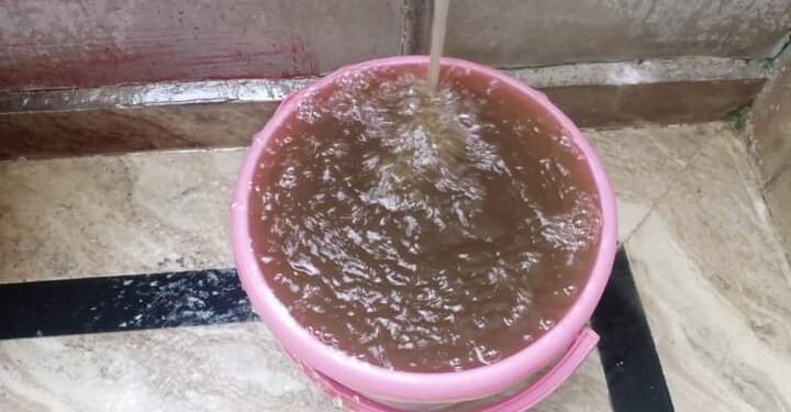 जल संस्थान की घोर लापरवाही के चलते शहर में नालियों जैसा पानी की हो रही सप्लाई