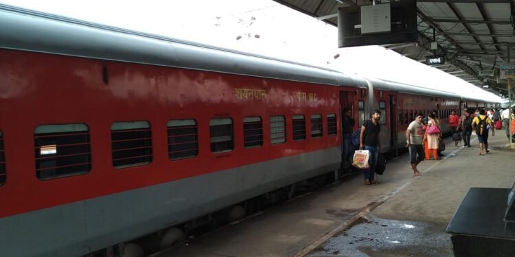 यात्रा के दौरान महिला का कीमती सामान हुआ चोरी, अब रेलवे को करना होगा एक लाख रुपये का भुगतान