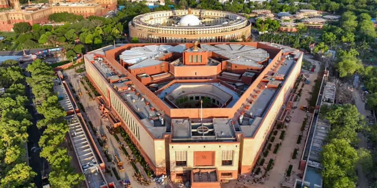 Delhi: फर्जी आधार कार्ड के जरिए संसद भवन में घुसने की कोशिश की, तीन पकड़े; दिल्ली पुलिस ने जांच की शुरू