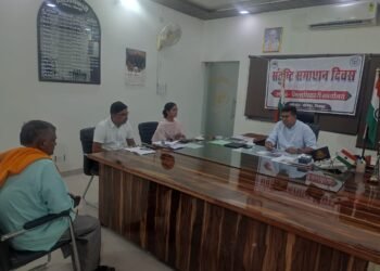 जिलाधिकारी श्री शिवशरणप्पा जी0एन0 ने संतुष्टि समाधान दिवस में आये फरियादियों की सुनी समस्याएं