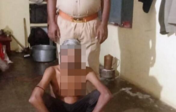03 अभियुक्तों के कब्जे से 59 क्वार्टर देशी व 20 लीटर कच्ची शराब बरामद की