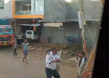 ट्रैफिक पुलिस की खुली गुंडई, आखिर किसकी सह पर ट्रैफिक पुलिस को एंट्री लेने और न देने पर मारपीट की मिली खुली छूट।