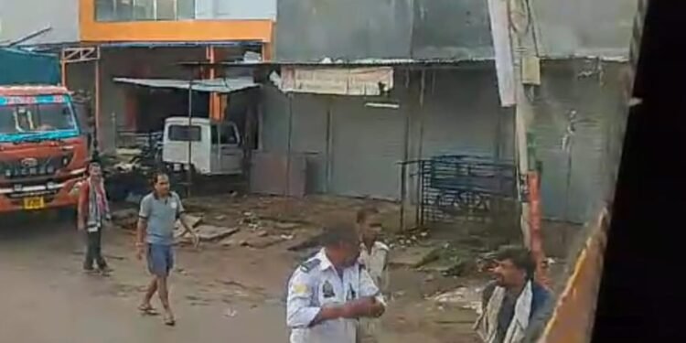 ट्रैफिक पुलिस की खुली गुंडई, आखिर किसकी सह पर ट्रैफिक पुलिस को एंट्री लेने और न देने पर मारपीट की मिली खुली छूट।