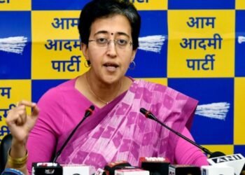 टीचर की जॉब से दिल्ली की मुख्यमंत्री तक, जानें सियासत की सीढ़ियां कैसे चढ़ती गईं आतिशी