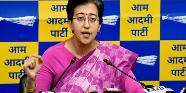 टीचर की जॉब से दिल्ली की मुख्यमंत्री तक, जानें सियासत की सीढ़ियां कैसे चढ़ती गईं आतिशी