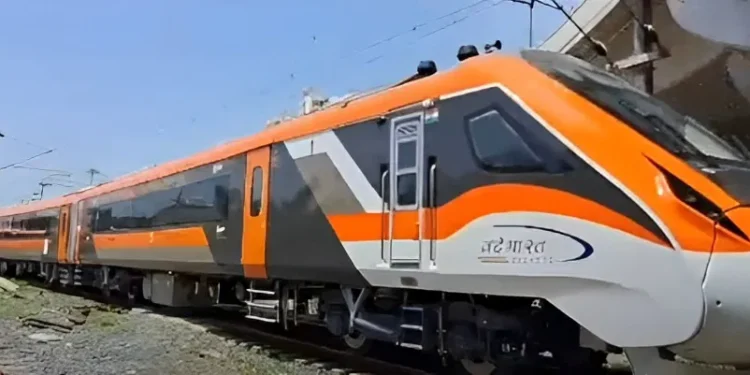 वंदे भारत की रफ्तार: सुपर फास्ट ट्रेनों के मुकाबले 2.15 घंटे कम लेगी समय, इतनी देर में पहुंचे आगरा से बनारस
