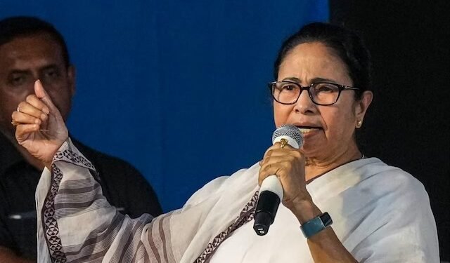 ममता बनर्जी ने किया बाढ़ग्रस्त इलाके पंसकुरा का दौरा, DVC का पानी छोड़ने के लिए केंद्र को ठहराया जिम्मेदार