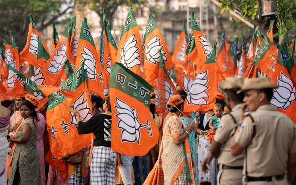 UP उपचुनाव से पहले बीजेपी ने दिया झटका! वो 4 नेता कौन? जिन्हें दिखाया बाहर का रास्ता