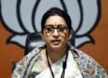 ‘धारा 370 के लिए प्रस्ताव पास करना देश तोड़ने की मानसिकता’, स्मृति ईरानी की खरी-खरी