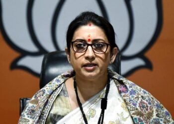 ‘धारा 370 के लिए प्रस्ताव पास करना देश तोड़ने की मानसिकता’, स्मृति ईरानी की खरी-खरी