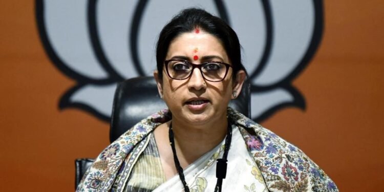 ‘धारा 370 के लिए प्रस्ताव पास करना देश तोड़ने की मानसिकता’, स्मृति ईरानी की खरी-खरी