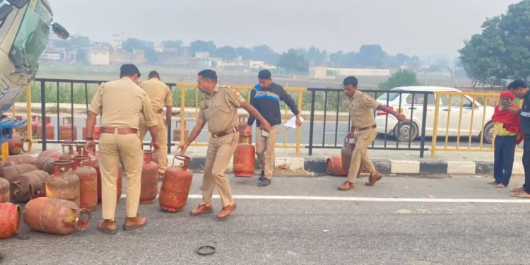 हापुड़ में बड़ा हादसा! 100 से ज्यादा LPG सिलेंडर से भरा ट्रक पलटा