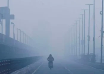 UP समेत 10 राज्यों में घना कोहरा और बर्फबारी, 3 में बारिश की चेतावनी, जानें देशभर के मौसम का हाल