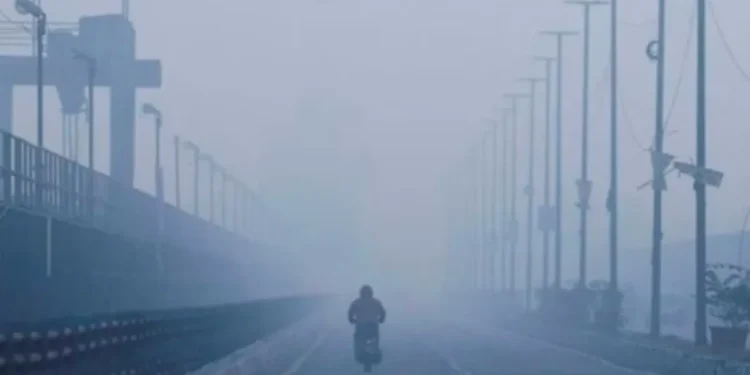 UP समेत 10 राज्यों में घना कोहरा और बर्फबारी, 3 में बारिश की चेतावनी, जानें देशभर के मौसम का हाल