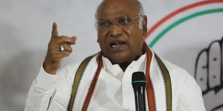 ‘BJP को संविधान से इतनी नफरत क्यों?’ RSS पर बिफरे मल्लिकार्जुन खड़गे, मनुस्मृति पर किया बड़ा दावा