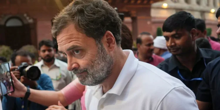 दुष्कर्म पीड़िता के परिवार से मिले कांग्रेस नेता राहुल गांधी, बंद कमरे में चल रही बात