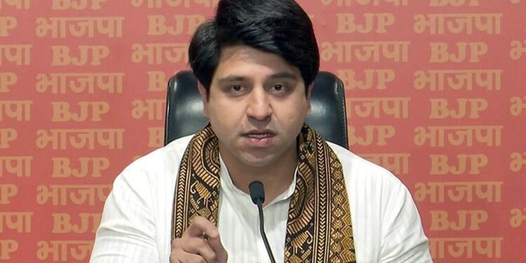 भाजपा का आरोप- देश शोक मना रहा, राहुल गांधी नए साल का जश्न मनाने गए विदेश; कांग्रेस ने किया पलटवार