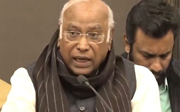 ‘BJP ने सदैव नेहरू-आंबेडकर का अपमान किया’, संसद के बाहर बवाल के बाद बोले मल्लिकार्जुन खरगे