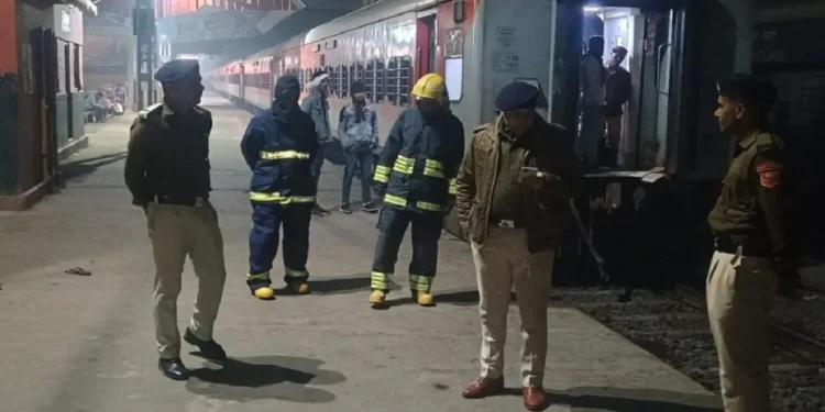 ट्रेन में लगी आग, यात्रियों में मची चीख पुकार; पटना से मुंबई आ रही थी सुपरफास्ट एक्सप्रेस