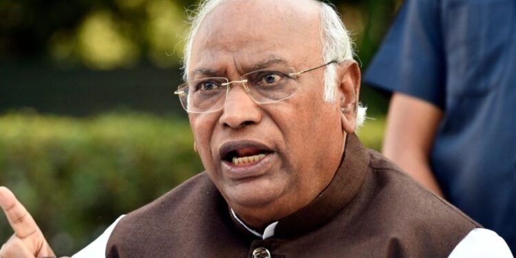 कांग्रेस ने फिर निर्वाचन आयोग पर बोला हमला, कहा- उसकी कार्यशैली संविधान का मजाक उड़ाने वाली