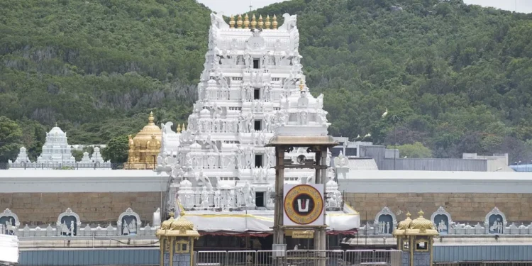 तिरुमला मंदिर में अंडा बिरयानी खाते मिले श्रद्धालु, मच गया बवाल, विपक्ष ने उठाए ये सवाल