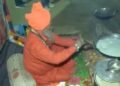 Mahakumbh: महाकुंभ में आए ‘रबड़ी बाबा’, हर दिन सुबह 8 बजे से रात देर रात तक लगातार गर्म करते रहते हैं दूध